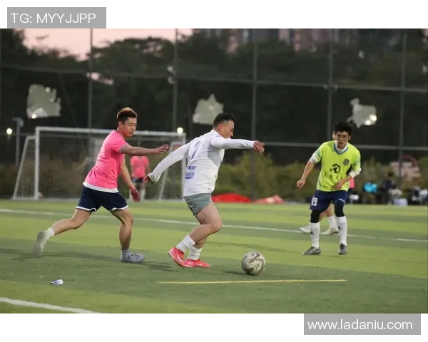 足球巨星拼图：汇聚全球顶级球员经典瞬间，感受足球魅力与激情的完美呈现