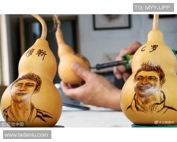 黑白线条勾勒绿茵传奇展现足球球星力量与激情艺术之美